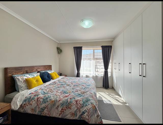 3 BEDROOM TOWNHOUSE FOR SALE IN JEFFREYS BAY CENTRAL